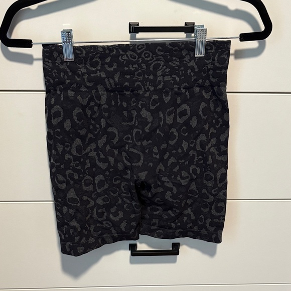 Gymshark Stylish Black Leopard Print Shorts - Picture 1 of 2